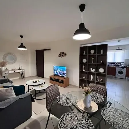 Two Bedroom Luxury * לרנקה
